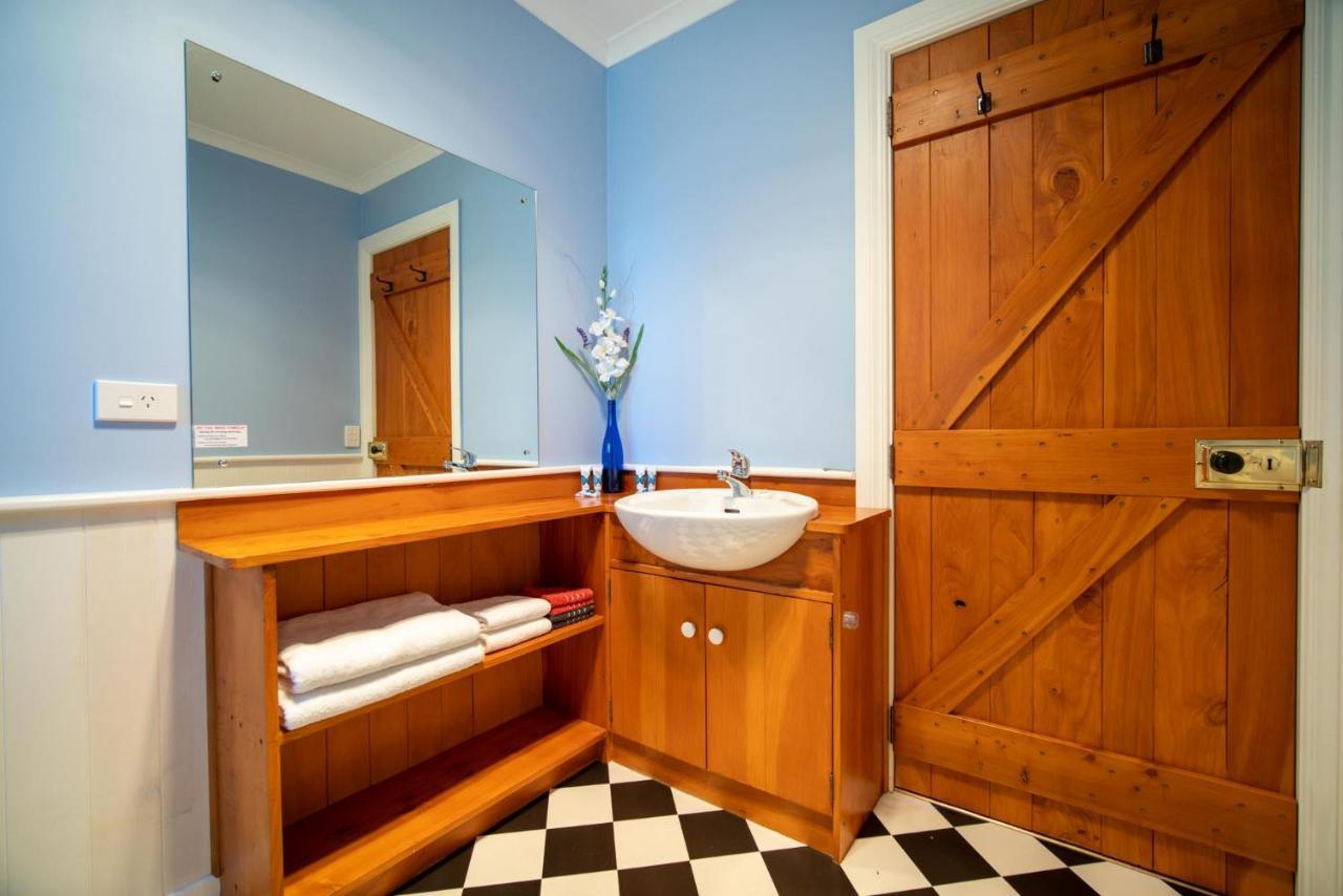 Blue Thistle Cottages Te Anau Exteriör bild