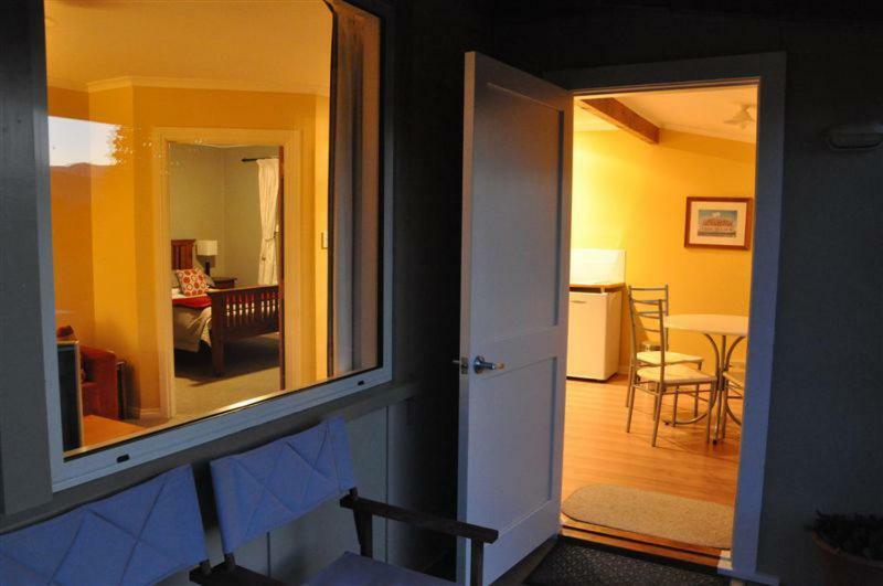 Blue Thistle Cottages Te Anau Exteriör bild