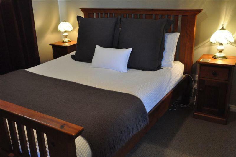 Blue Thistle Cottages Te Anau Exteriör bild